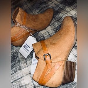 NWT Women’s size 8, Old Navy Suede Booties